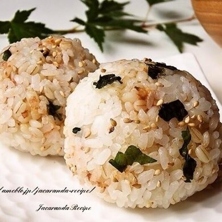 かつお節と梅のもち麦おにぎり